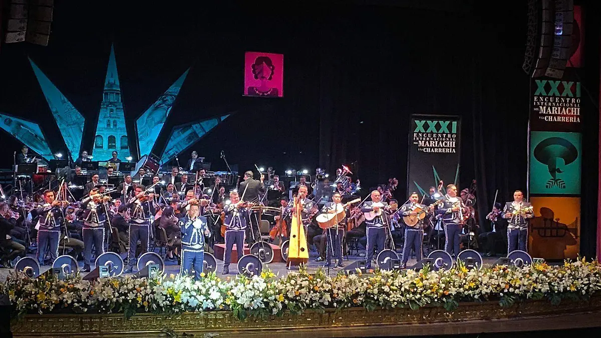 Mariachis tocan temas de Juan Gabriel El Divo de Juárez